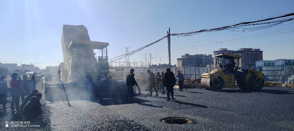 開(kāi)啟瀝青路面施工如同為城市道路的“舊衣”換上新裝-鄭州瀝青路面施工廠(chǎng)家