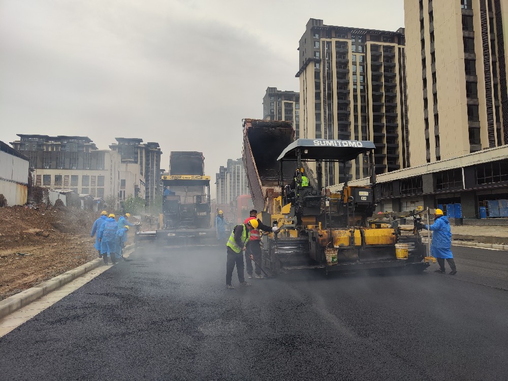 專業(yè)瀝青路面施工，鑄就堅(jiān)實(shí)交通基礎(chǔ)