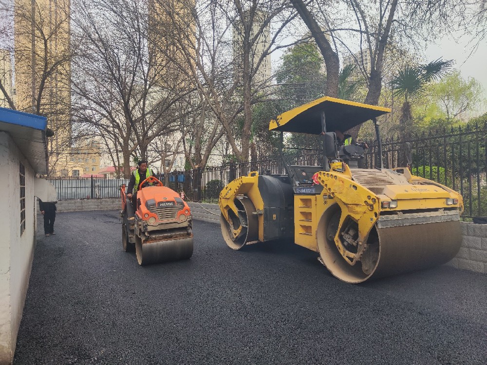 綠色瀝青路面施工，守護(hù)生態(tài)出行之路