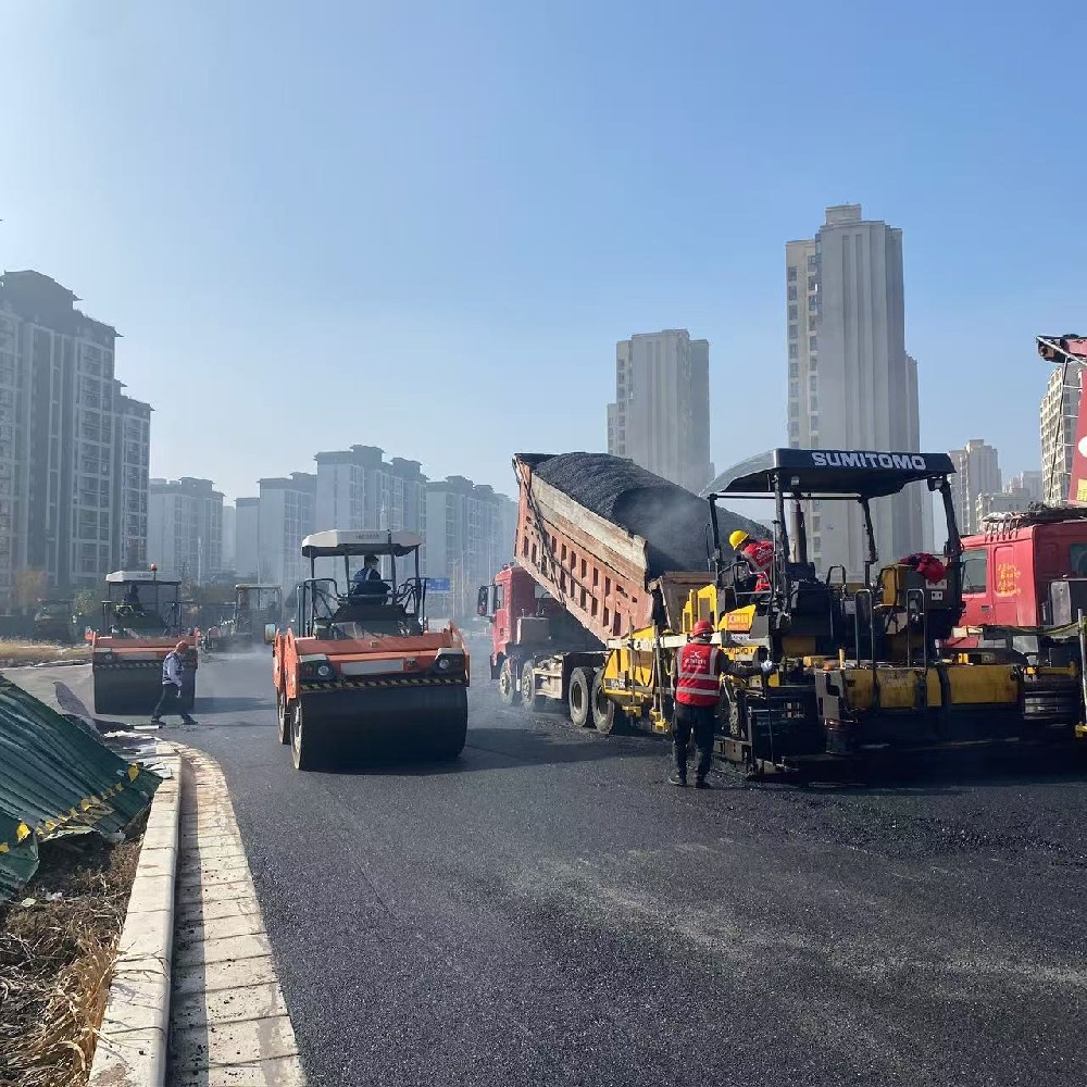 鄭州瀝青路面施工：安全為本，筑牢道路建設(shè)防線
