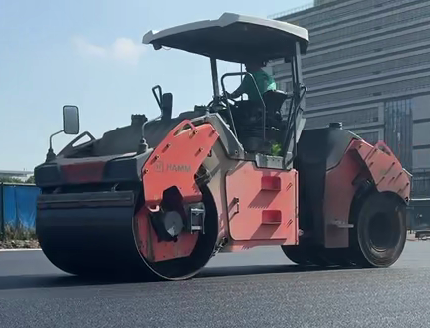 品質(zhì)筑路，專(zhuān)業(yè)先行—[鄭州信創(chuàng)建筑工程有限公司]瀝青路面攤鋪施工的卓越之道