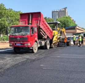 科技創(chuàng)新，引領(lǐng)瀝青路面攤鋪新潮流——[鄭州信創(chuàng)建筑工程有限公司]的創(chuàng)新之路