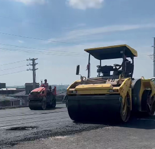 鄭州瀝青路面施工團(tuán)隊(duì)綠色施工，讓瀝青路面與環(huán)境共生